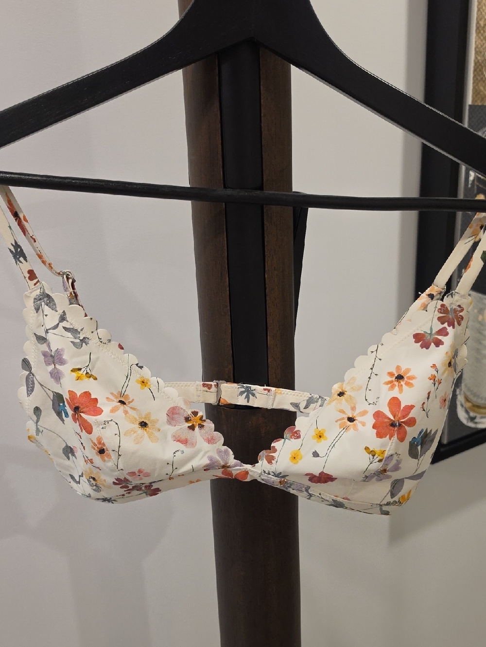 H&M White Floral Scalloped edge Swim Bikini Top